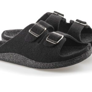 Czarne kapcie z dwoma regulowanymi paskami na metalowe klamry, wykonane z miękkiego materiału, na białym tle.