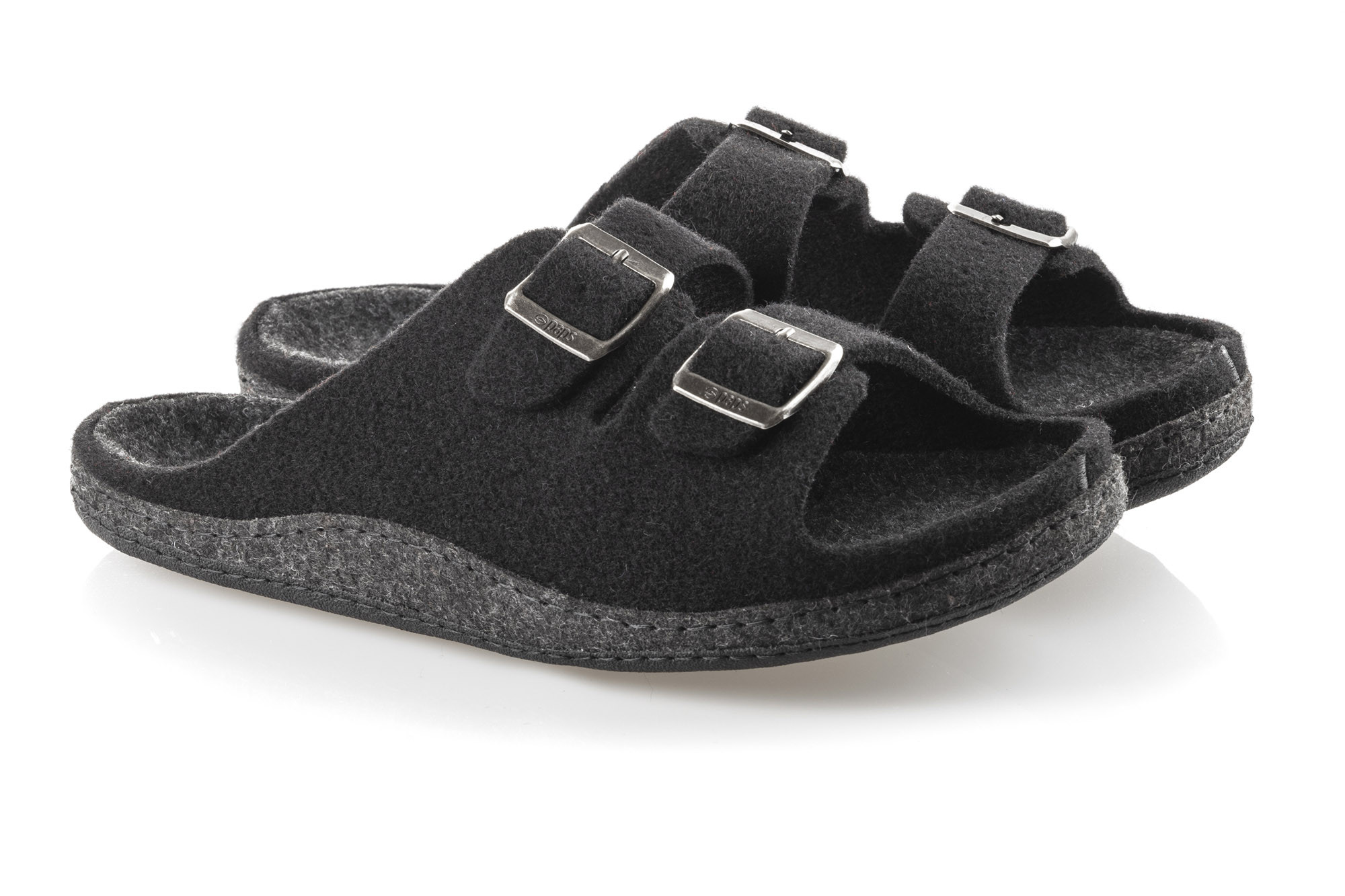 Czarne kapcie z dwoma regulowanymi paskami na metalowe klamry, wykonane z miękkiego materiału, na białym tle.