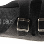 Czarne sandały z metalowymi klamrami i logo paps na paskach, wykonane z miękkiego materiału.