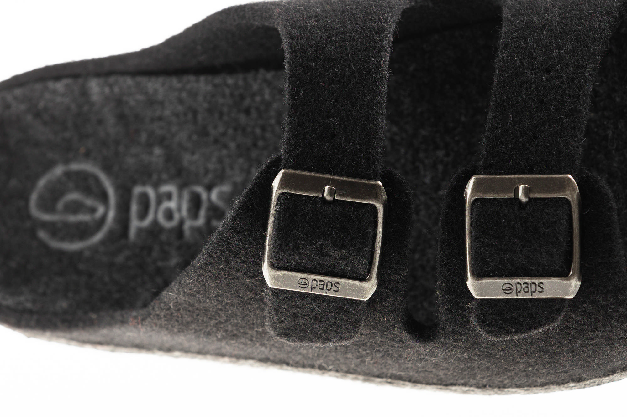 Czarne sandały z metalowymi klamrami i logo paps na paskach, wykonane z miękkiego materiału.