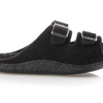 Czarne kapcie profilaktyczne z dwoma regulowanymi paskami na rzepy.