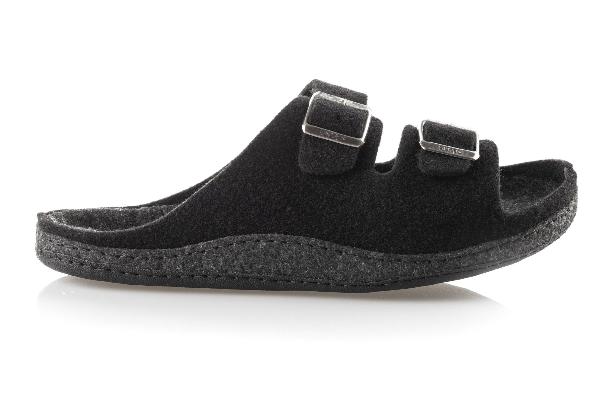 Czarne kapcie profilaktyczne z dwoma regulowanymi paskami na rzepy.