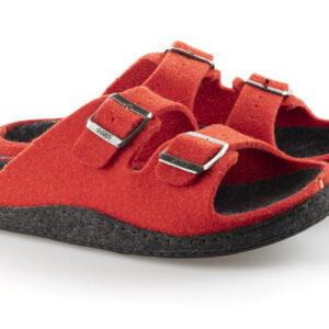 Czerwone kapcie z czarną podeszwą i trzema metalowymi klamrami na górze.