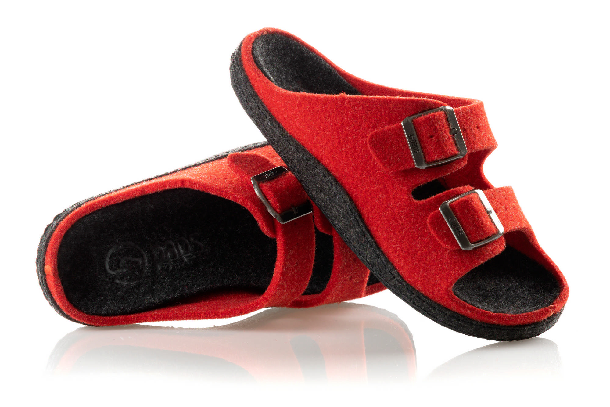 Czerwone kapcie z czarną podeszwą i dwoma regulowanymi paskami na klamry.