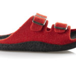 Czerwone kapcie z dwoma regulowanymi paskami na rzepy i czarną podeszwą.