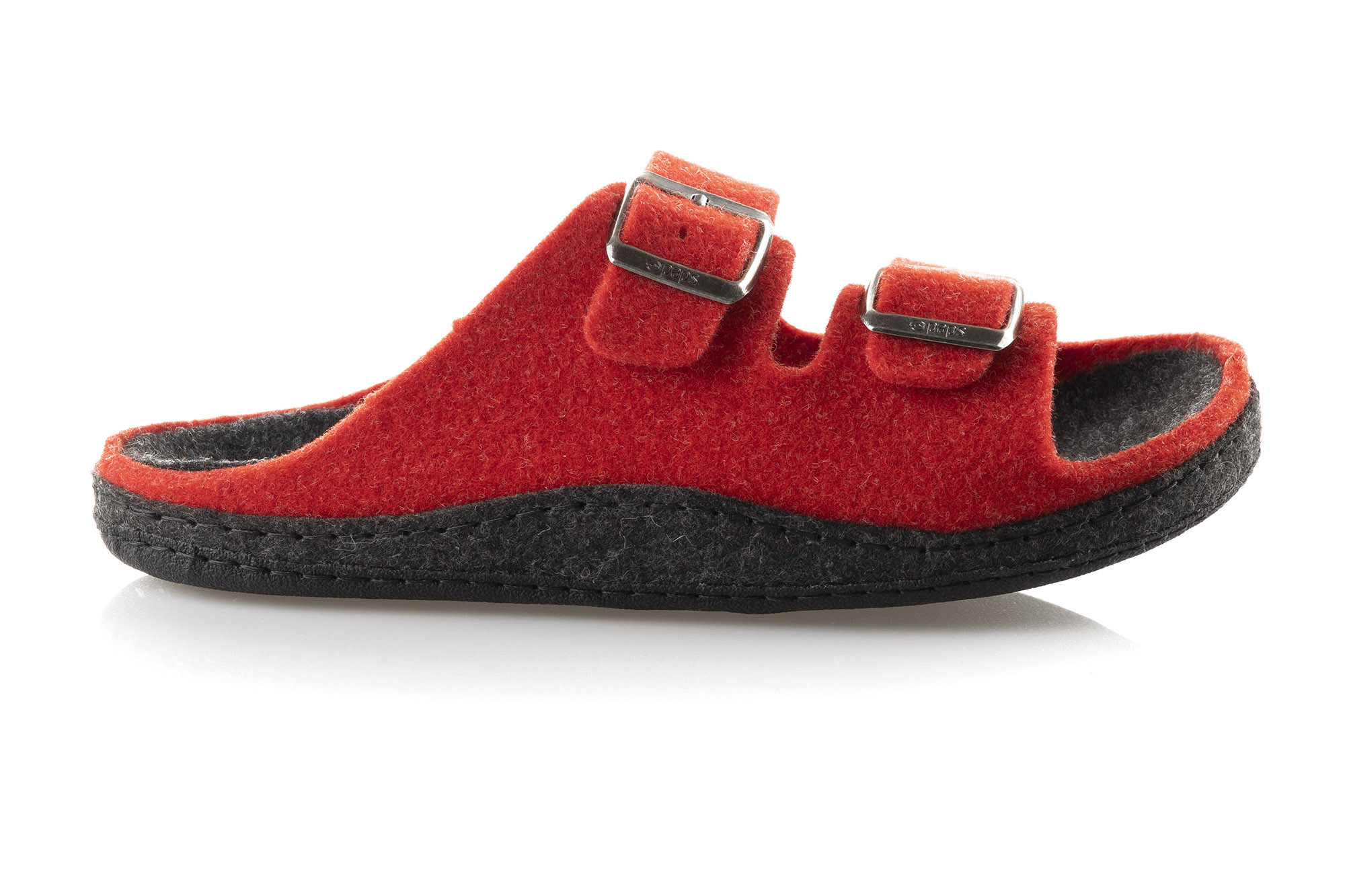 Czerwone kapcie z dwoma regulowanymi paskami na rzepy i czarną podeszwą.