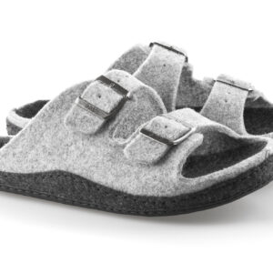 Szare kapcie z dwoma metalowymi klamrami i miękkim, filcowym materiałem, na czarnej podeszwie, ustawione na białym tle.