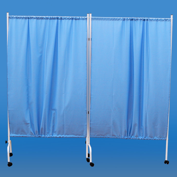 Przenośna zasłona w kolorze niebieskim na kółkach, służąca do tworzenia prywatnych przestrzeni.