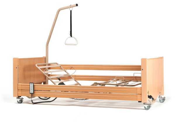 Łóżko rehabilitacyjne z podnośnikiem i poręczą, na kółkach, przeznaczone do opieki nad pacjentem.