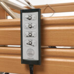 Sterownik do regulacji oparcia i podnóżka wózka inwalidzkiego na drewnianej ramie.