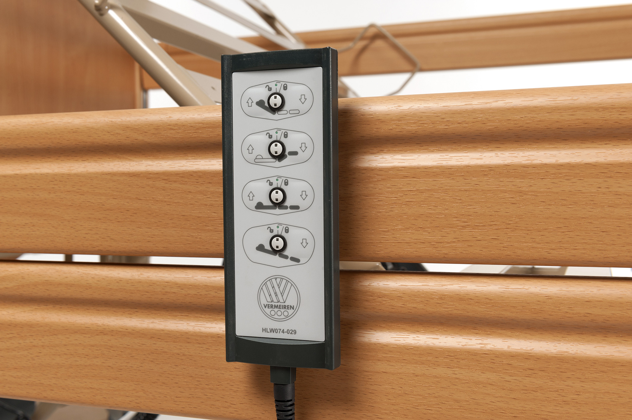 Sterownik do regulacji oparcia i podnóżka wózka inwalidzkiego na drewnianej ramie.