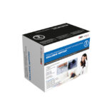 Poduszka ortopedyczna międzykolanowa, w białym pokrowcu, z obrazem kobiety siedzącej na kanapie i pokazem jej nóg.