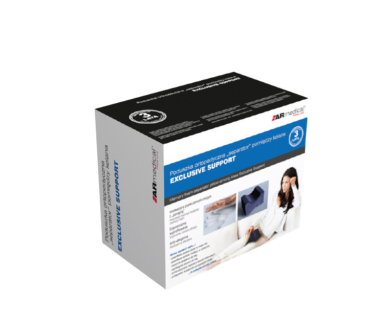 Poduszka ortopedyczna międzykolanowa, w białym pokrowcu, z obrazem kobiety siedzącej na kanapie i pokazem jej nóg.