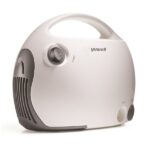 Przenośny odkurzacz z białym korpusem, włącznikiem na górze i wyjściem powietrza z lewej strony.