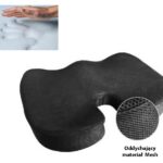 Poduszka ortopedyczna z czarnego materiału mesh, ergonomiczny kształt, przeznaczona do relaksu i poprawy postawy.