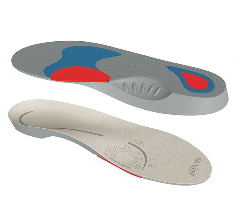 Wkładki ortopedyczne do butów, z czerwonymi i niebieskimi elementami, mają wyprofilowane kształty i różne tekstury.