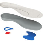 Wkładki ortopedyczne, trzy różne rozmiary, z dodatkowymi nakładkami w kolorach niebieskim i czerwonym.