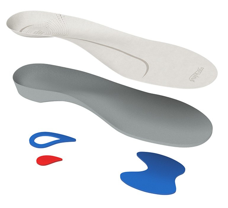 Wkładki ortopedyczne, trzy różne rozmiary, z dodatkowymi nakładkami w kolorach niebieskim i czerwonym.
