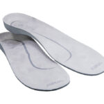 Podeszwowe wkładki ortopedyczne z żelową warstwą i oznaczeniem marki, przeznaczone do poprawy komfortu stóp.