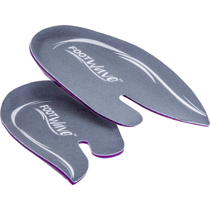 Dwustronne wkładki ortopedyczne FootWave w szarym kolorze z logo, przeznaczone do poprawy komfortu stóp.