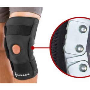 Knee brace z otworem na rzep, wzmocniony metalowymi elementami, na nodze mężczyzny.