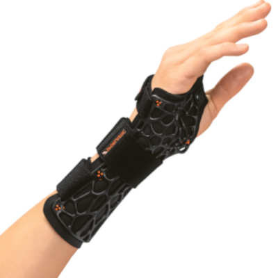 Dłoń w rękawicy ortopedycznej z otwartą częścią na palce, wspierająca nadgarstek i zapewniająca stabilizację.