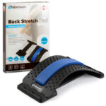 Poduszka do masażu kręgosłupa z czarnym i niebieskim pasem, obok opakowanie z opisem i funkcjami produktu.