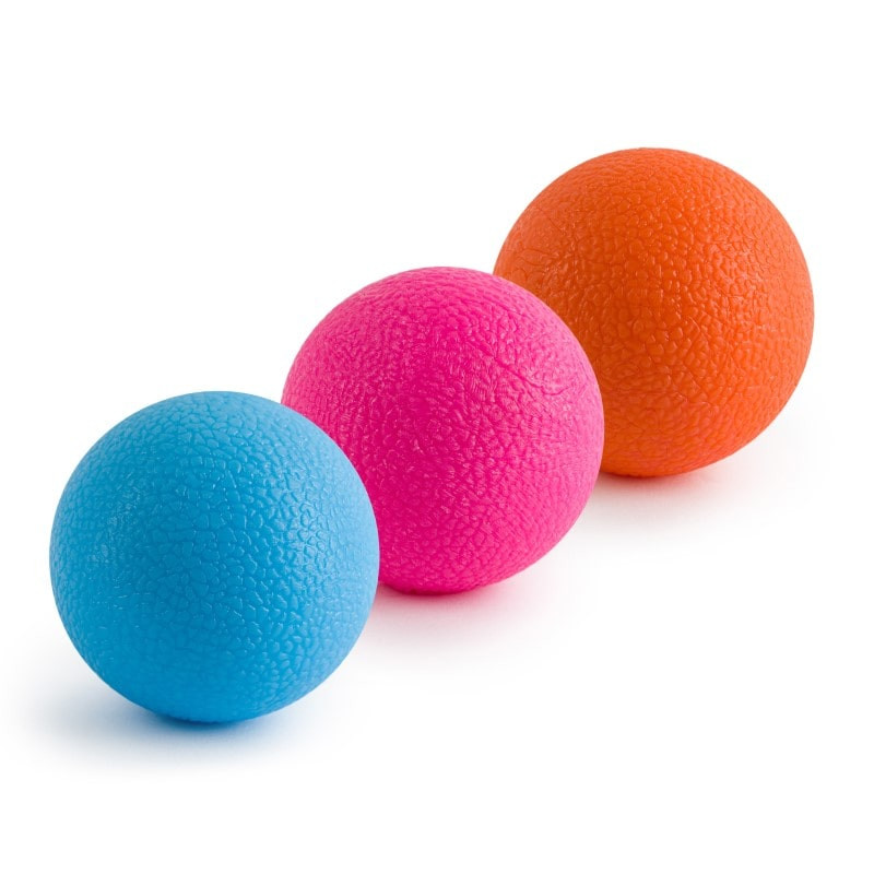 Trzy kolorowe piłki o teksturowanej powierzchni: niebieska, różowa i pomarańczowa, ułożone na białym tle.