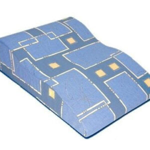 Poduszka ortopedyczna z niebieskim pokrowcem i żółtymi kwadratami, przeznaczona do podparcia głowy lub pleców.