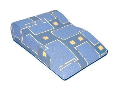 Poduszka ortopedyczna z niebieskim pokrowcem i żółtymi kwadratami, przeznaczona do podparcia głowy lub pleców.