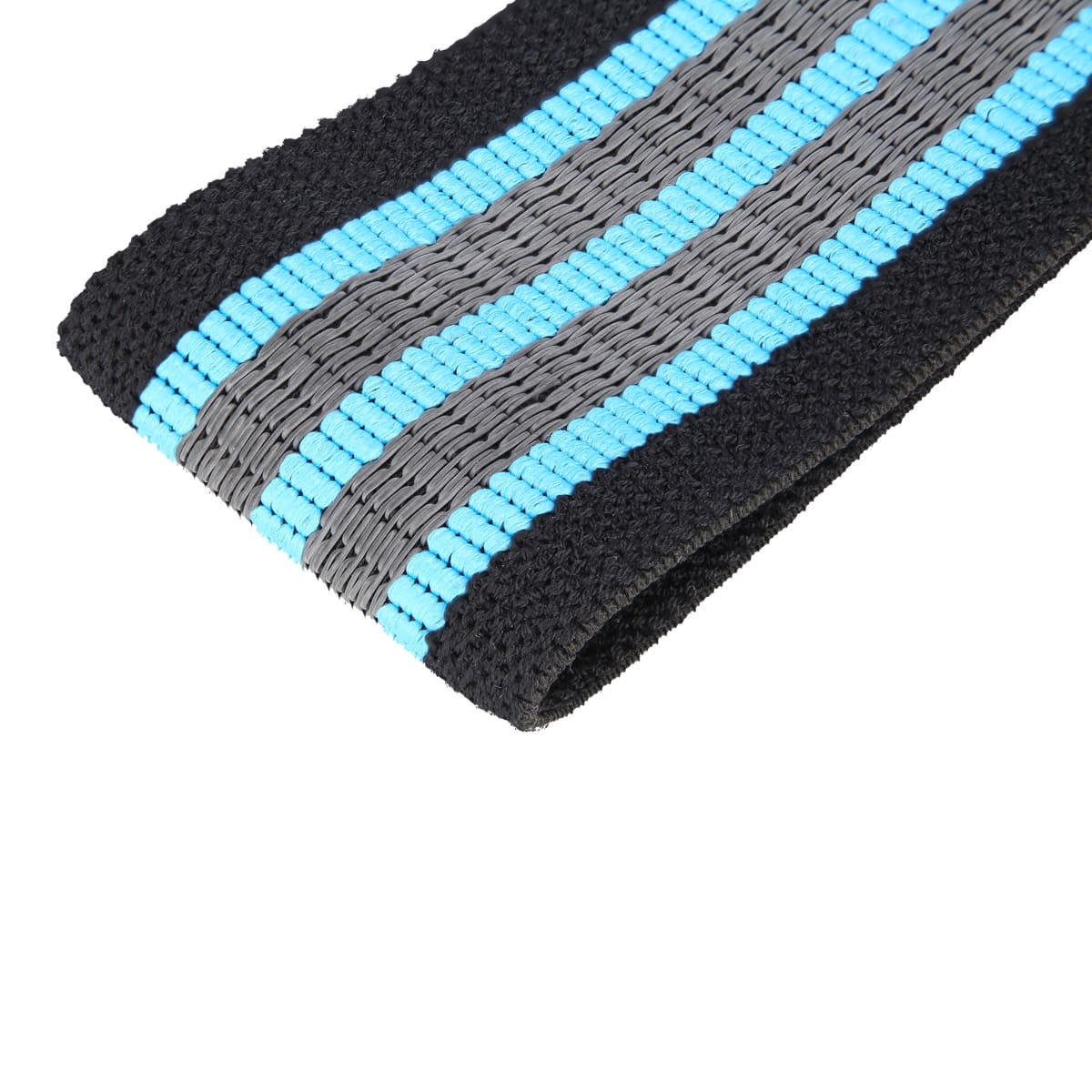 Pas do czyszczenia z czarnym, szarym i niebieskim wzorem, wykonany z gumowych i tekstylnych materiałów.