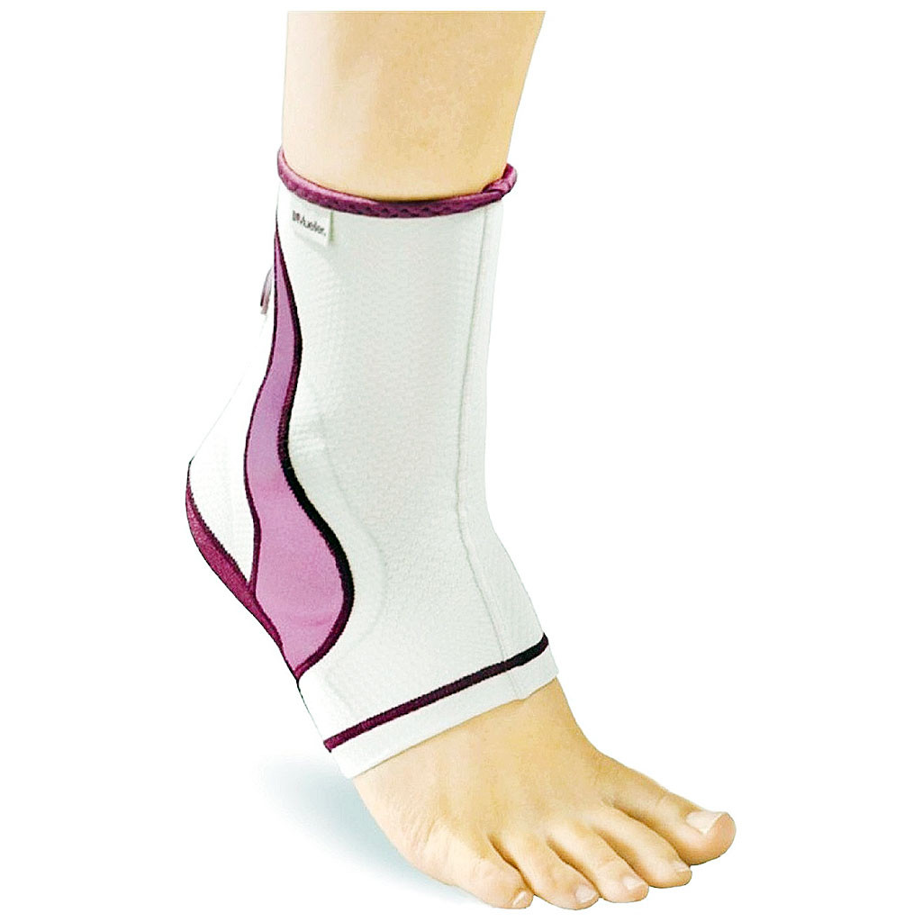 Orteza na stopę i kostkę w kolorze białym z różowymi i czarnymi akcentami, zakładana na nogę.