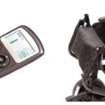 Elektroniczna wózek inwalidzki z panelami sterowania i składanym siedziskiem.