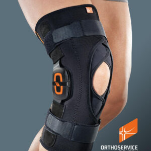 Orteza kolana z czarnym opaskiem, zapięciem na rzepy i elementem z logo ORTHOSERVICE RO+TEN, na prawym kolanie osoby.