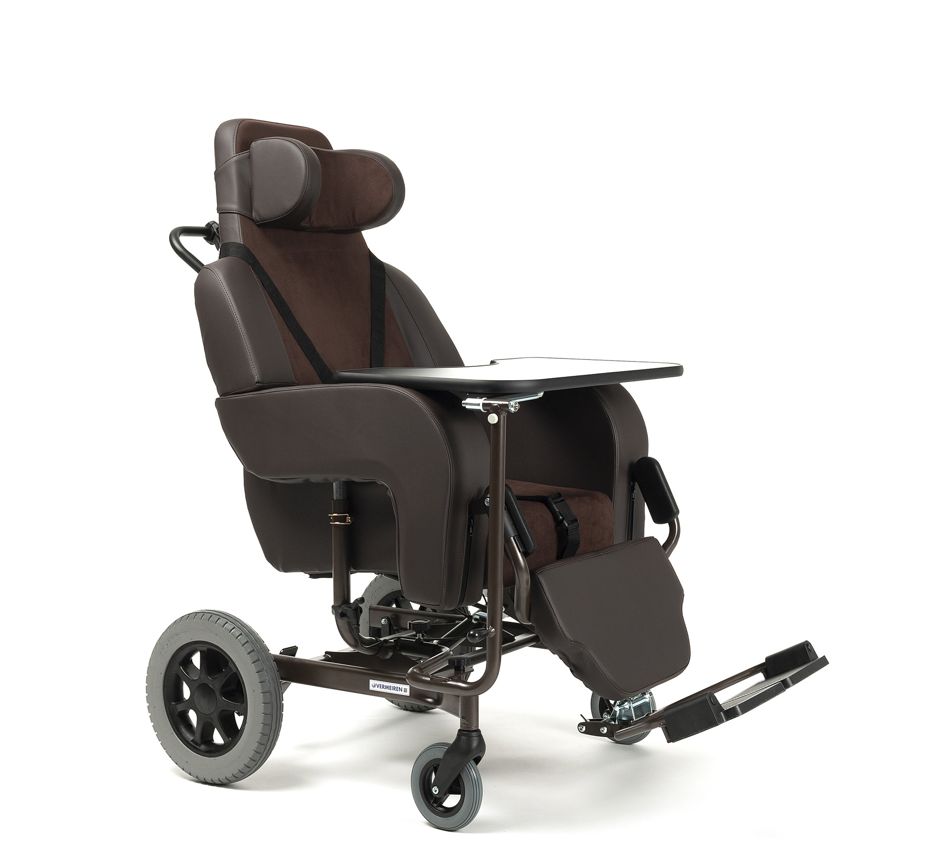 Elektroniczny wózek inwalidzki z podnóżkiem, poduszkami i regulowanym stołem, przeznaczony do użytku w domu lub szpitalu