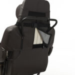 Wózek inwalidzki z czarnym siedzeniem, podnóżkiem i ramą, z kieszenią na plecach i regulowanym zagłówkiem, na białym