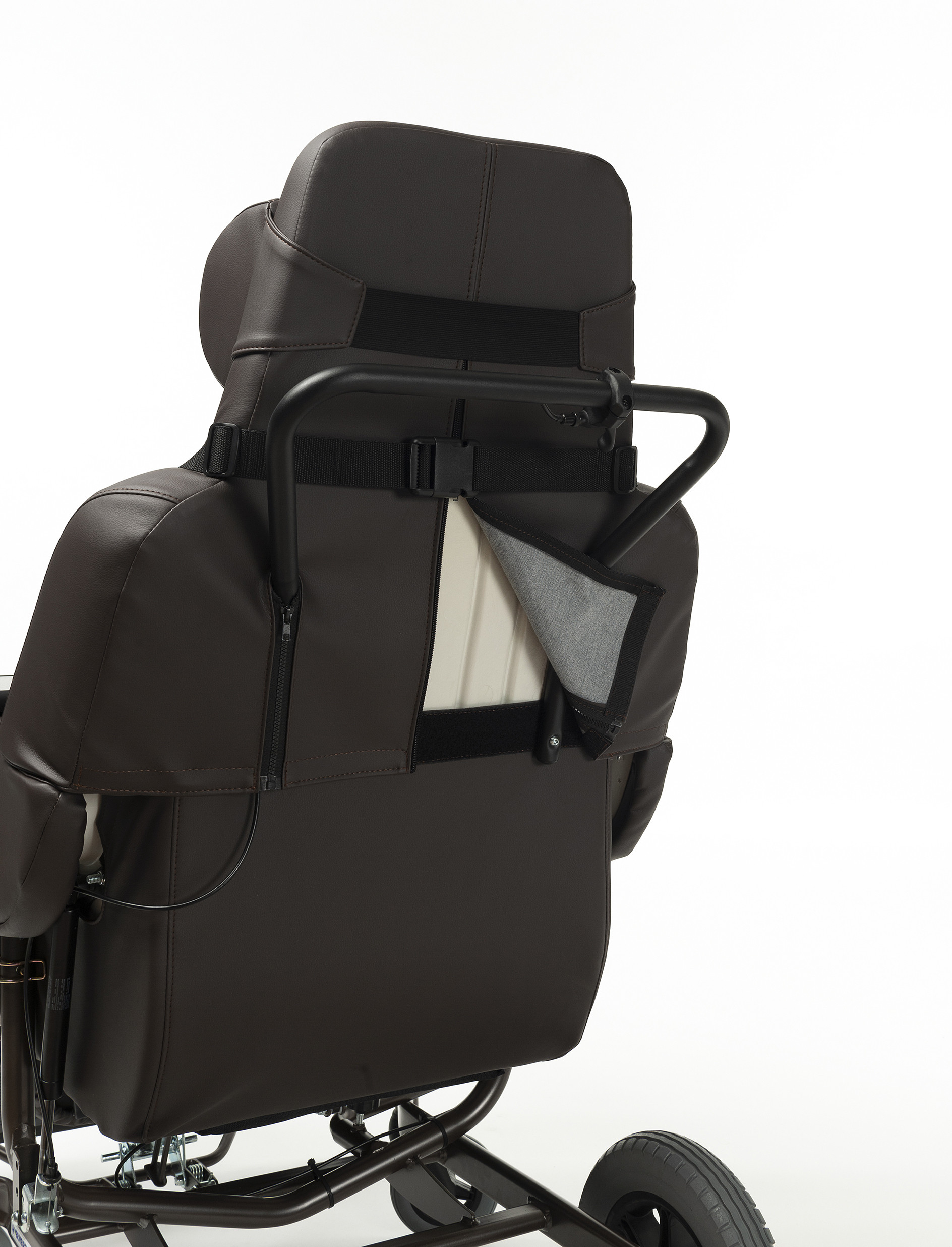 Wózek inwalidzki z czarnym siedzeniem, podnóżkiem i ramą, z kieszenią na plecach i regulowanym zagłówkiem, na białym