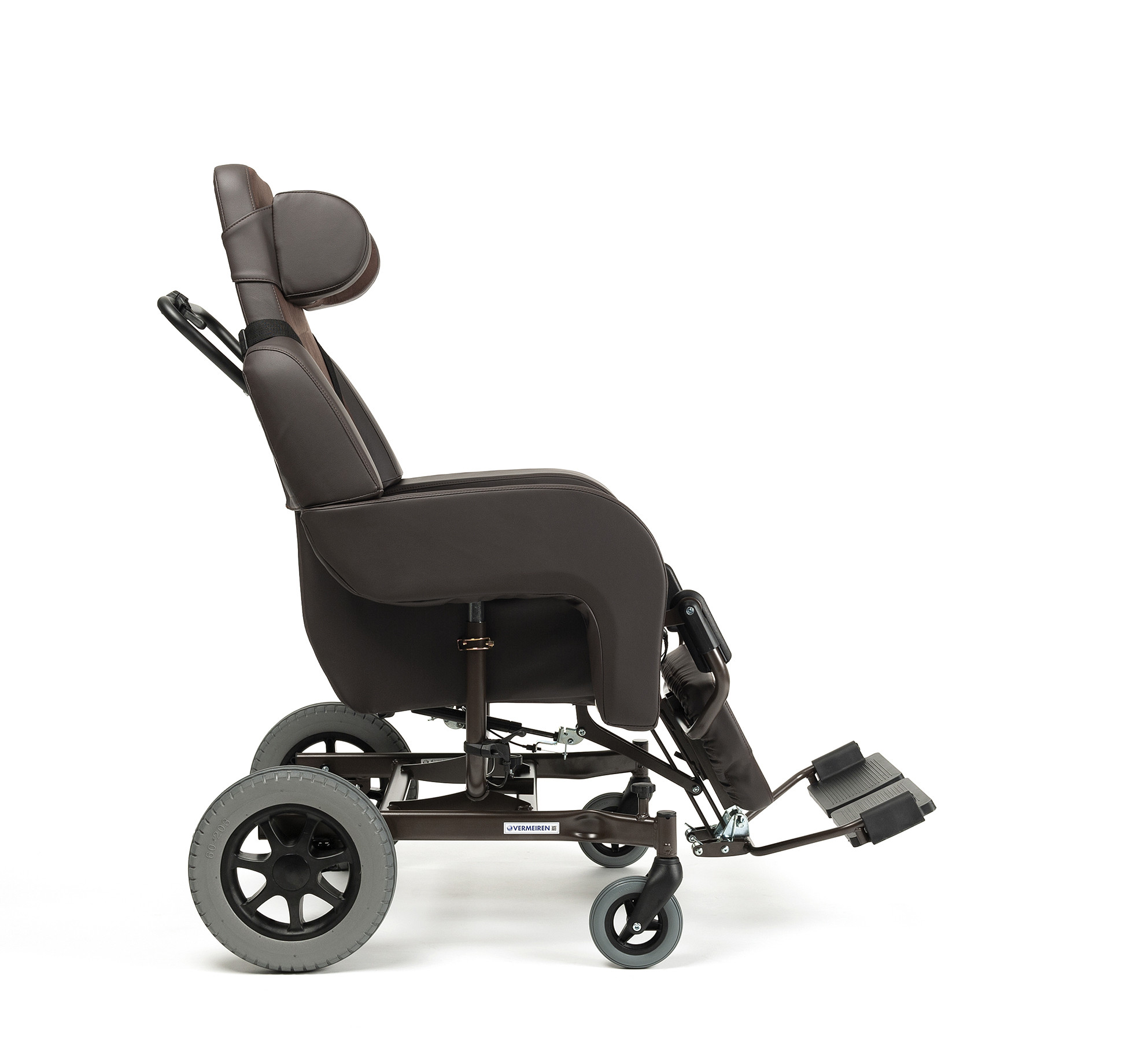 Lekki, czarny wózek inwalidzki z regulowanym zagłówkiem i podnóżkami, na czterech kołach, z metalową ramą.