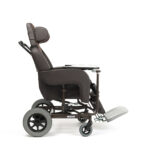 Wózek inwalidzki z regulowanym zagłówkiem, podnóżkiem i dużymi tylnymi kołami, w kolorze brązowym.