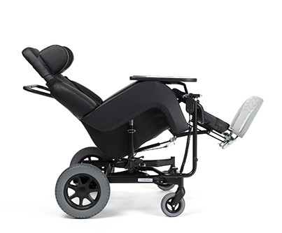 Wózek inwalidzki z regulowanym siedzeniem i podnóżkiem, czarną ramą i dużymi tylnymi kołami.