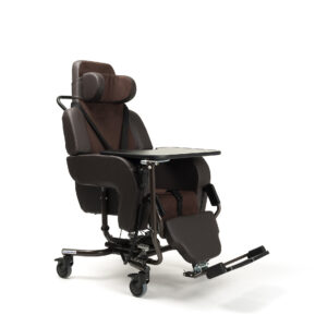 Elektroniczny wózek rehabilitacyjny z podnóżkiem, poduszkami i regulowanym zagłówkiem, na czterech kółkach.