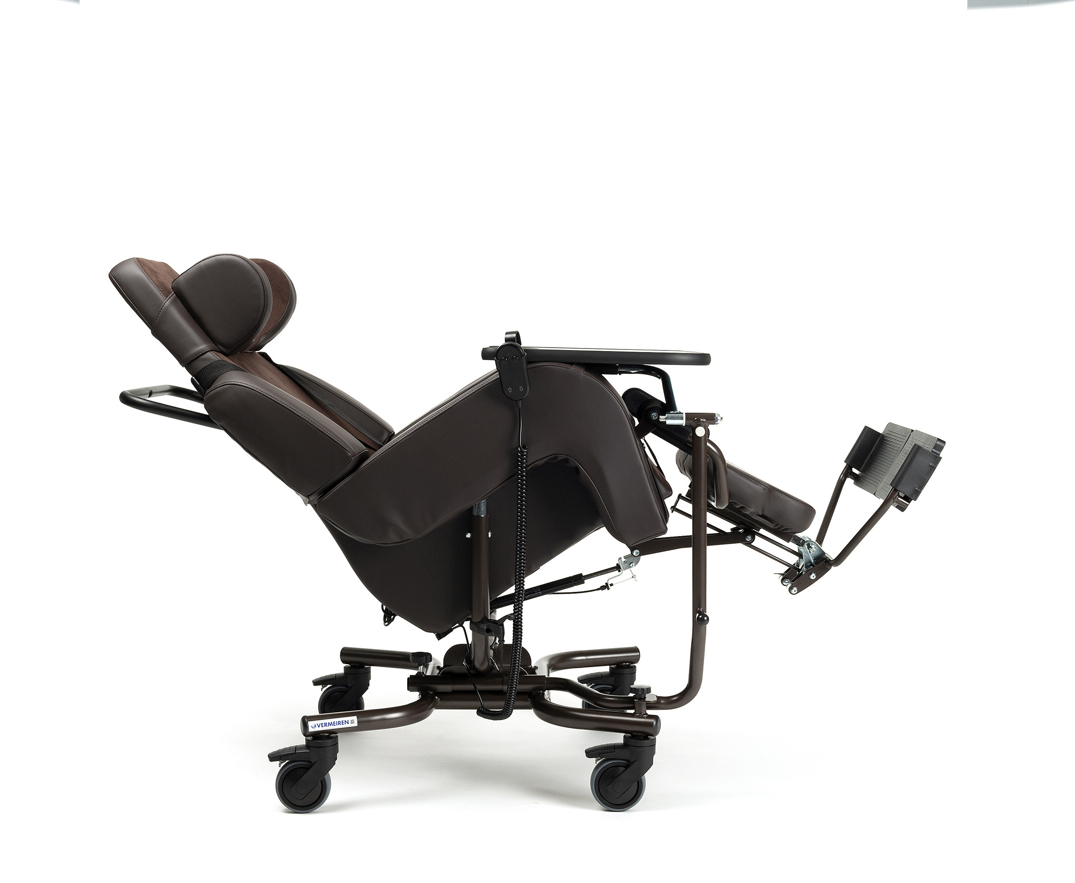 Fotel rehabilitacyjny z podnóżkiem, regulowanym zagłówkiem i podłokietnikami, na czterech kółkach, w kolorze brązowym