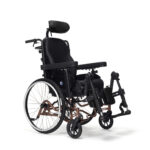 Lekki, czarny wózek inwalidzki z regulowanym zagłówkiem i podnóżkami, na białym tle.