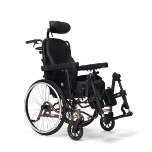 Lekki, czarny wózek inwalidzki z regulowanym zagłówkiem i podnóżkami, na białym tle.