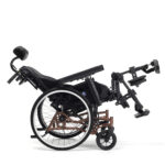 Lekki, nowoczesny wózek inwalidzki z regulowanym oparciem i podnóżkami, czarną ramą i dużymi kołami.