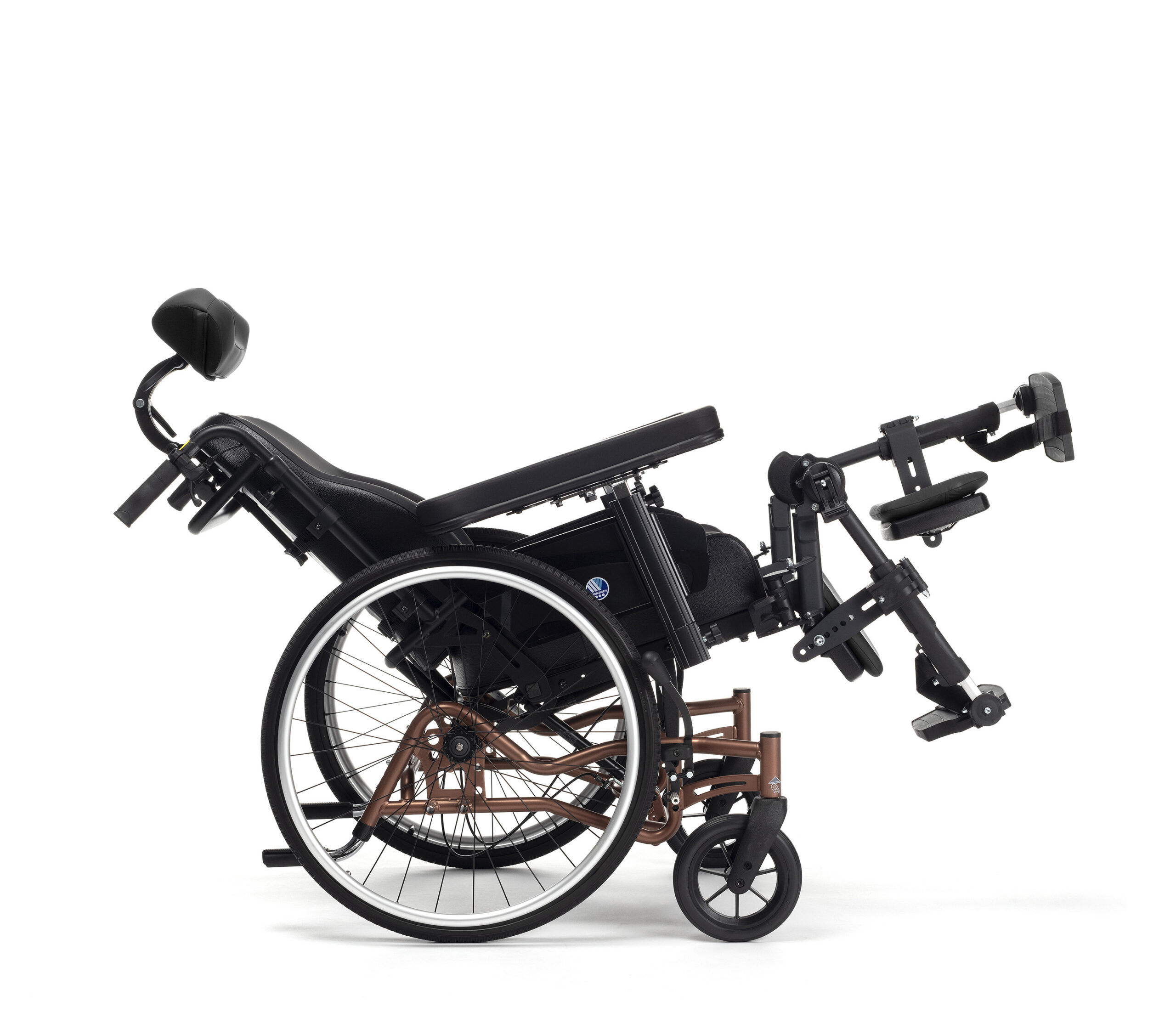 Lekki, nowoczesny wózek inwalidzki z regulowanym oparciem i podnóżkami, czarną ramą i dużymi kołami.