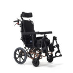 Lekki wózek inwalidzki z czarnym siedziskiem, podnóżkami i regulowanym zagłówkiem, na białym tle.