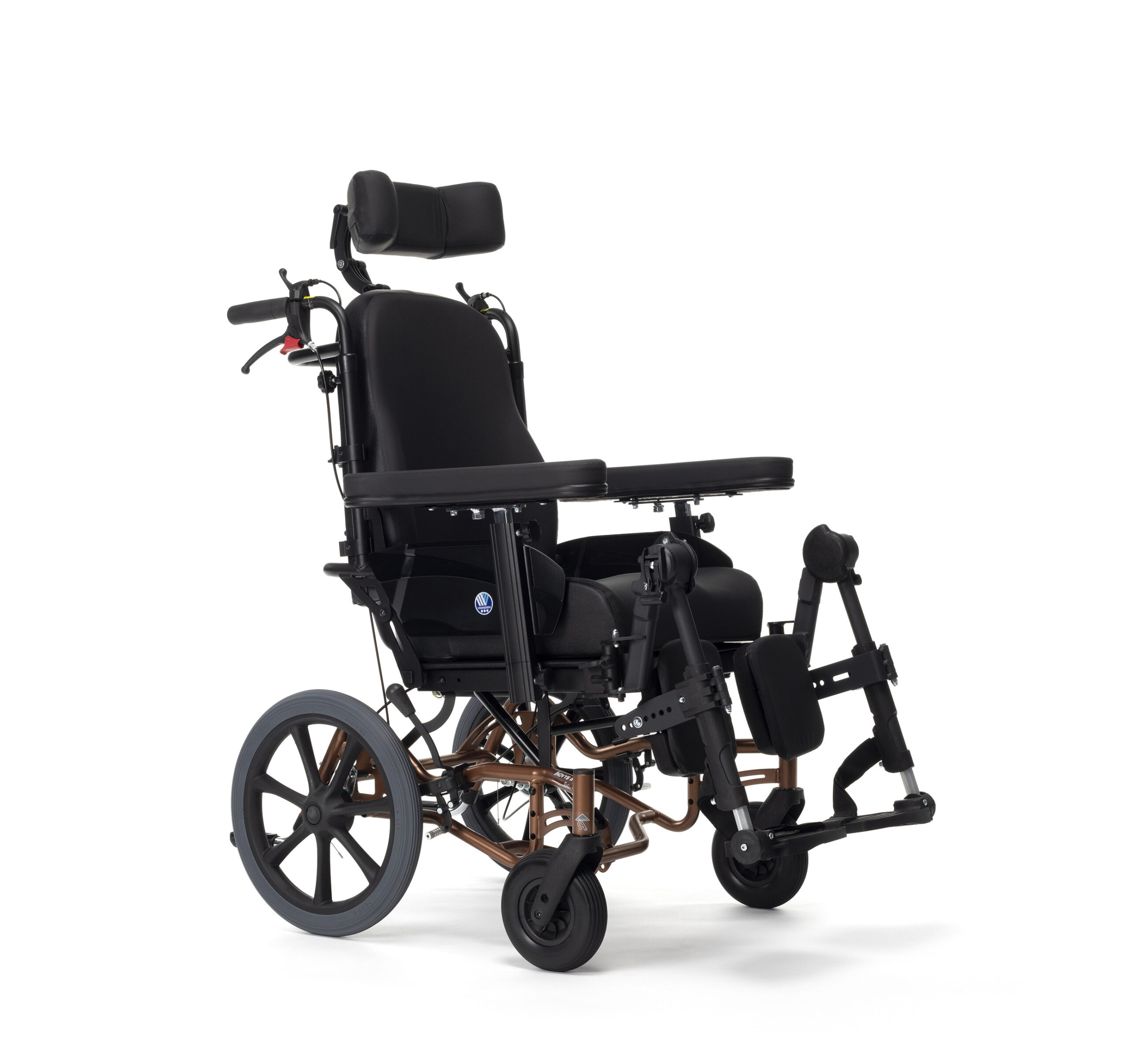 Lekki wózek inwalidzki z czarnym siedziskiem, podnóżkami i regulowanym zagłówkiem, na białym tle.