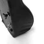 Czarna, twarda obudowa instrumentu muzycznego z metalowymi elementami i pokrętłami, ustawiona na białym tle.