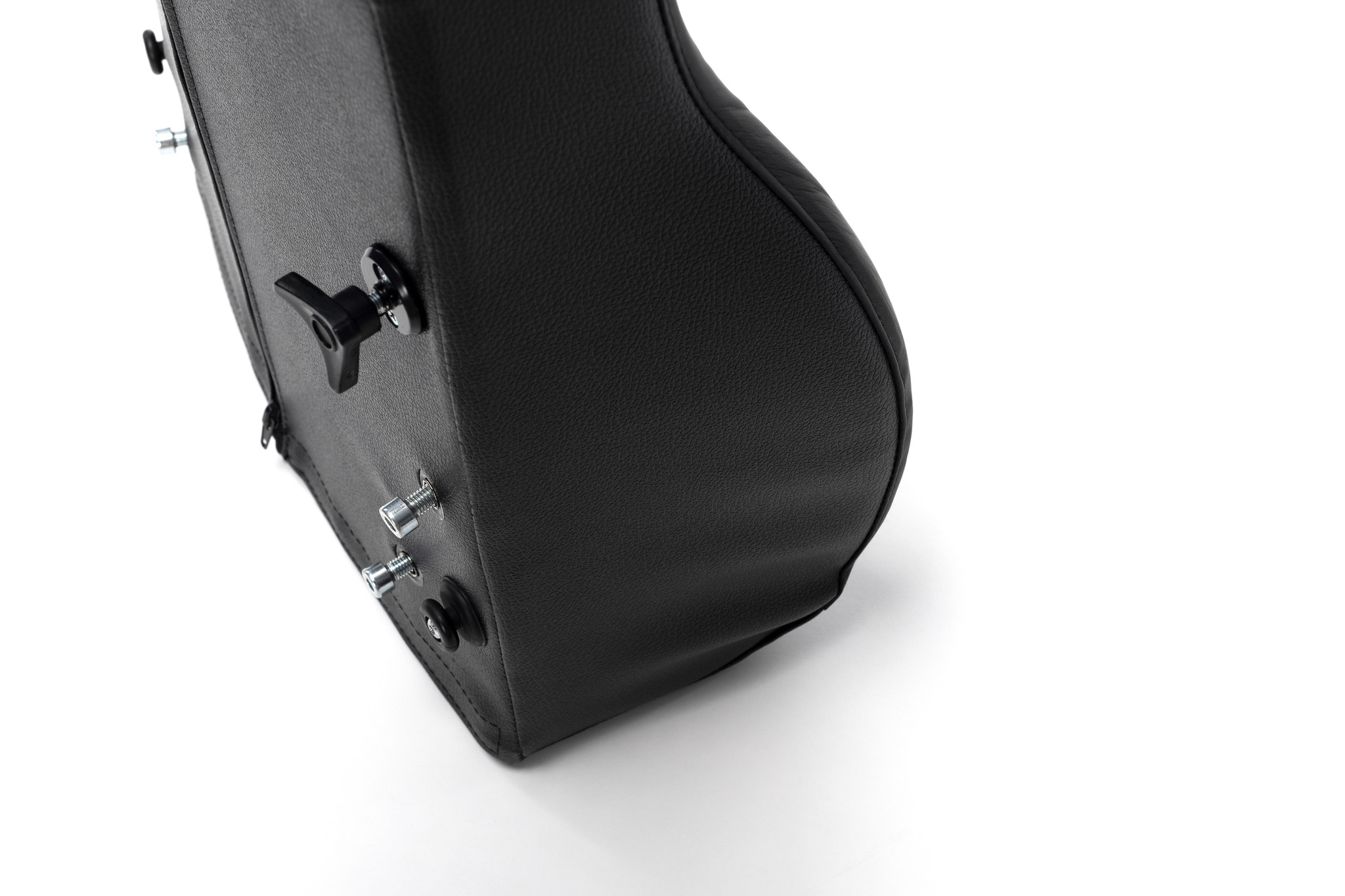 Czarna, twarda obudowa instrumentu muzycznego z metalowymi elementami i pokrętłami, ustawiona na białym tle.
